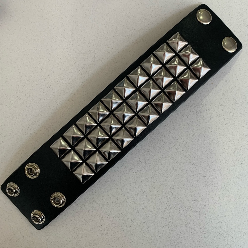 NWT Hot Topic pyramid stud bracelet - Picture 2 of 5